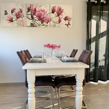 Renovated With Garden Semesterbostad *