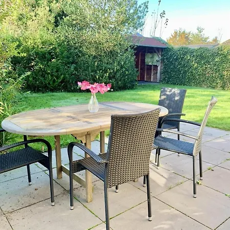 Semesterbostad Renovated With Garden